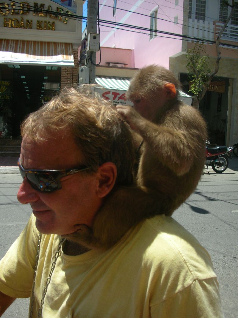 [guy+with+monkey.jpg]