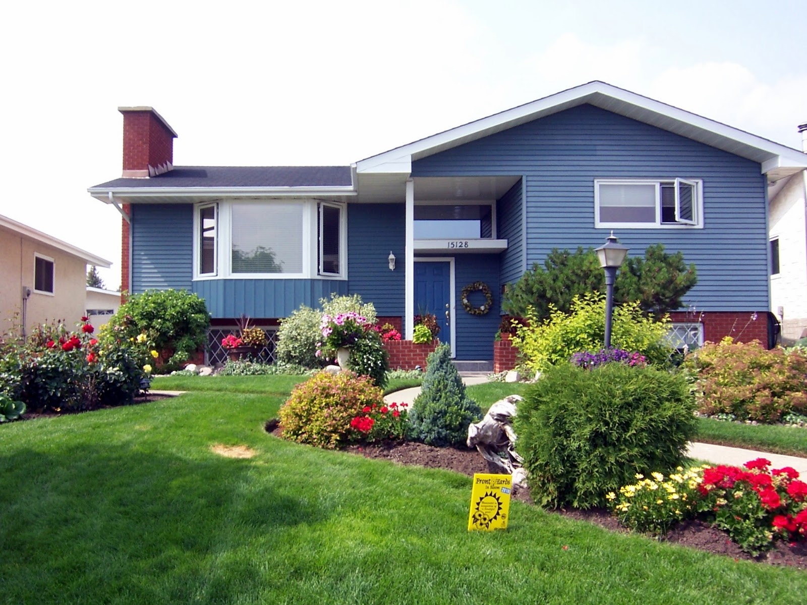 Backyard Garden Front Yards in Bloom