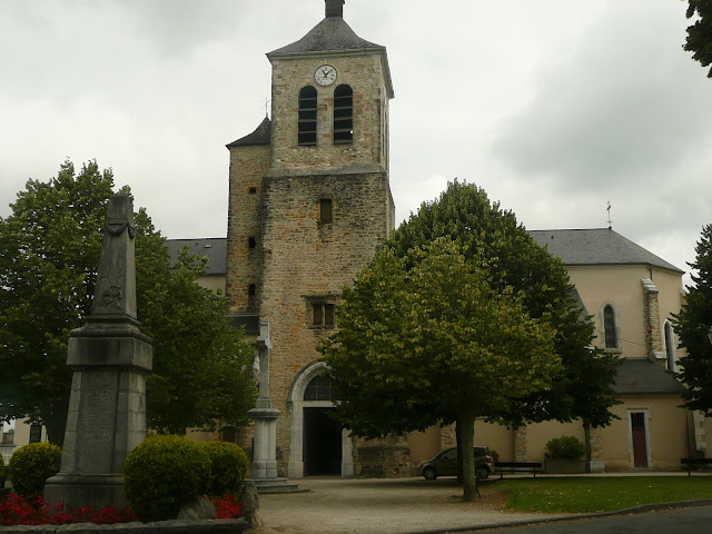 Ancienne place Coarraze, son église gothique paroissiale  Saint-Vincent-Diacre