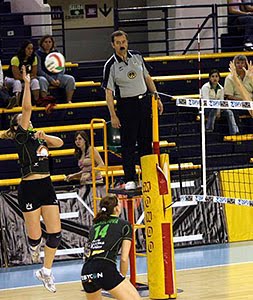 como esta compuesto el cuerpo arbitral de voleibol