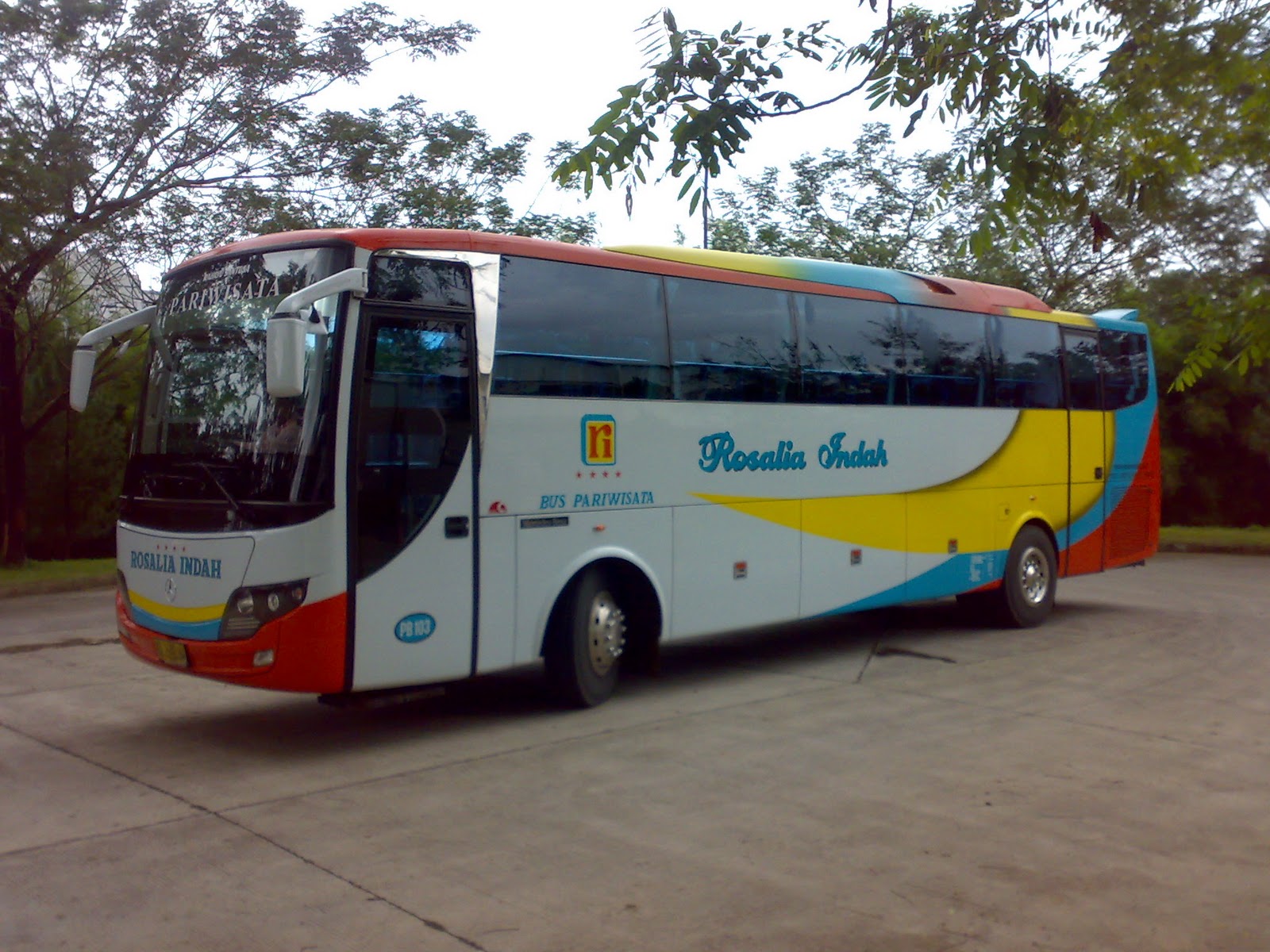 BPW Rosalia Indah Jakarta: Bus Pariwisata Rosalia Indah