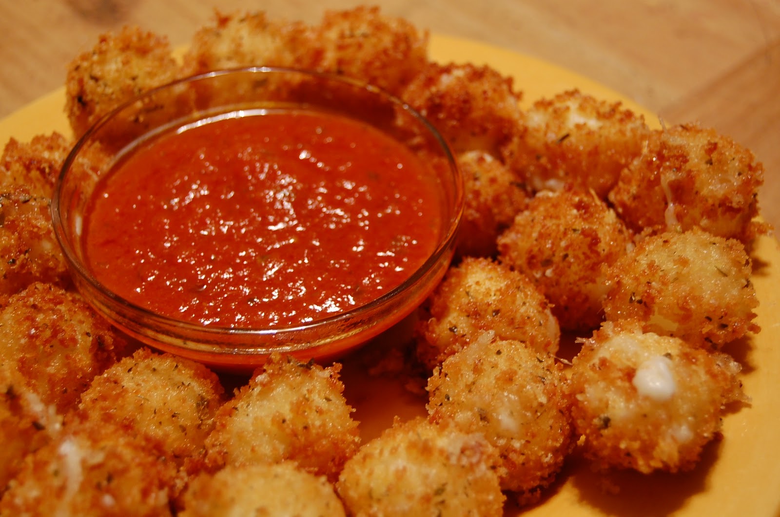 I'm Running to Eat! Fried Mozzarella Bites with Homemade Tomato Sauce