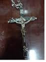 Usa el crucifijo. Si crees en Cristo da testimonio colgandote la cruz al cuello, animate.