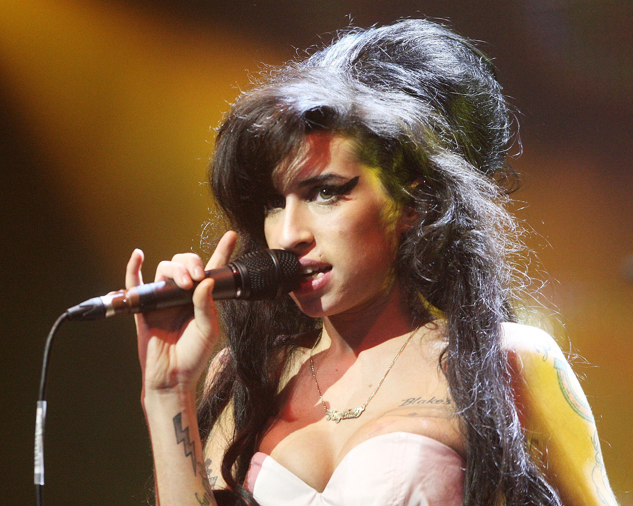 https://4.bp.blogspot.com/_csogD6ptEnI/SwD5hhIfq1I/AAAAAAAADhU/0YR1R8yit1Y/s1600/Amy_Winehouse_08.jpg