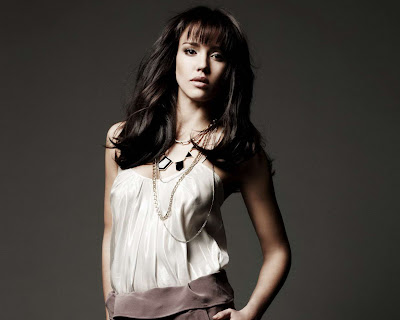 Jessica Alba, the hollywood superstar looks stunning as always posing in a 