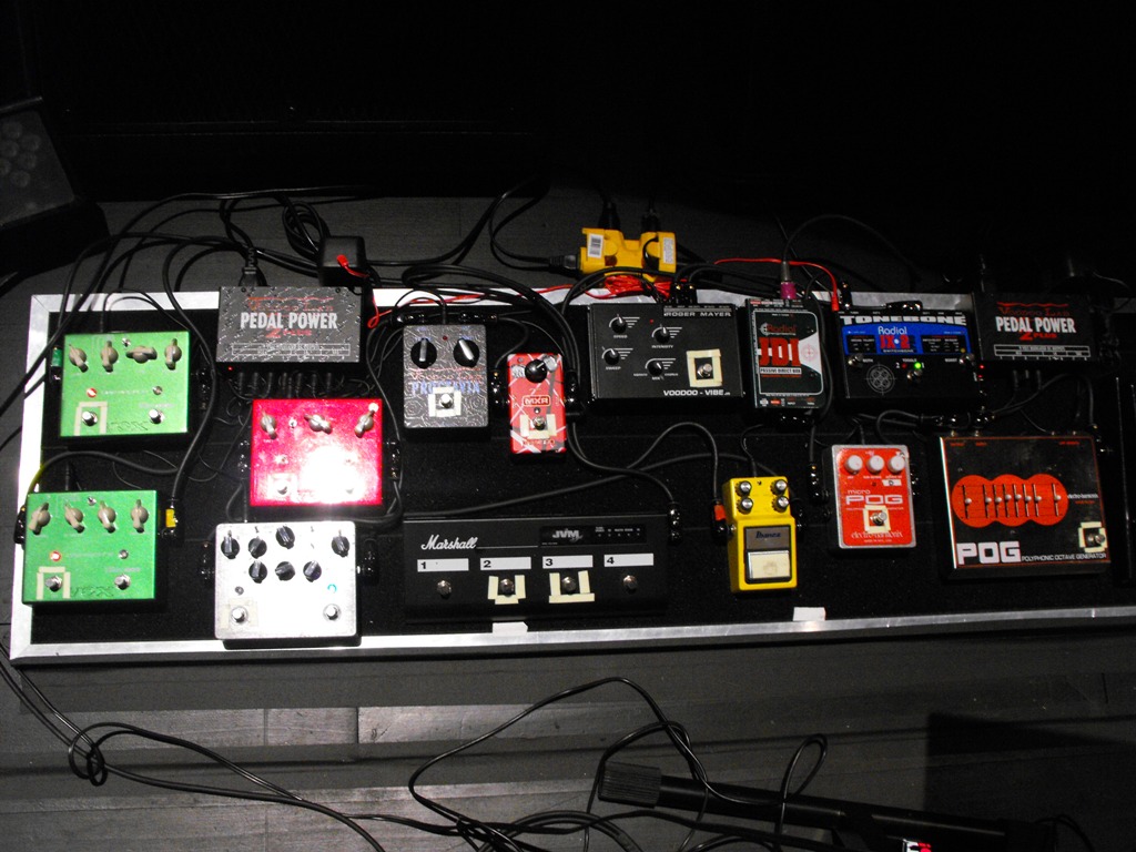 Joe Satriani (Chickenfoot) Pedalboard 2009 Gearheads