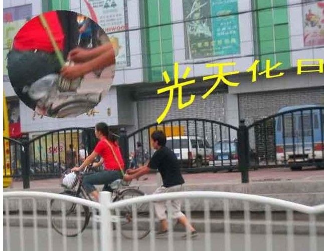 Foto Aksi Pencopet Di China Yang Terpotret Kamera - 14 Foto Aksi Pencopet Di China Yang Terpotret Kamera - 14