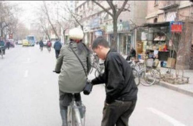 Foto Aksi Pencopet Di China Yang Terpotret Kamera - 9 Foto Aksi Pencopet Di China Yang Terpotret Kamera - 9