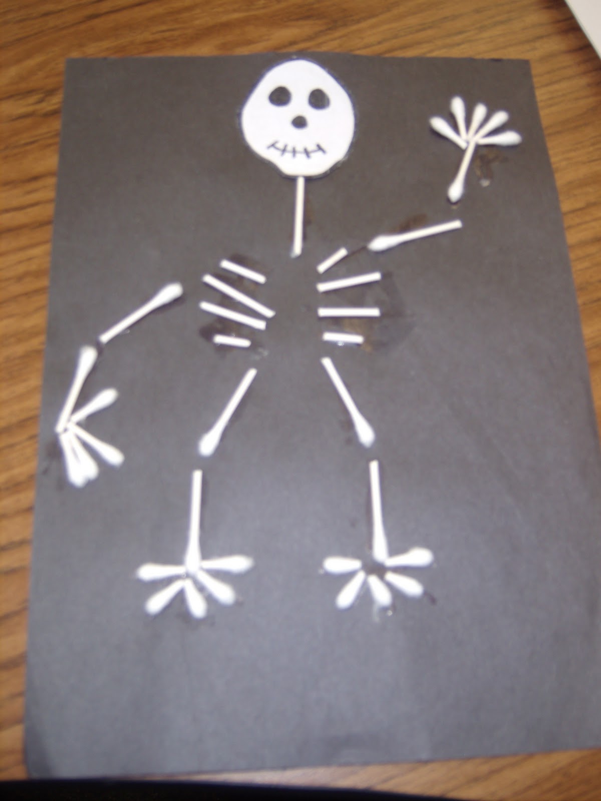 What the Teacher Wants!: Halloween Q-Tip Skeletons!