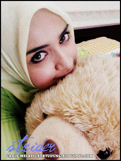 Gambar Bogel Mengorat Gadis Melayu Bertudung di Bus Stop   Melayu Boleh.Com