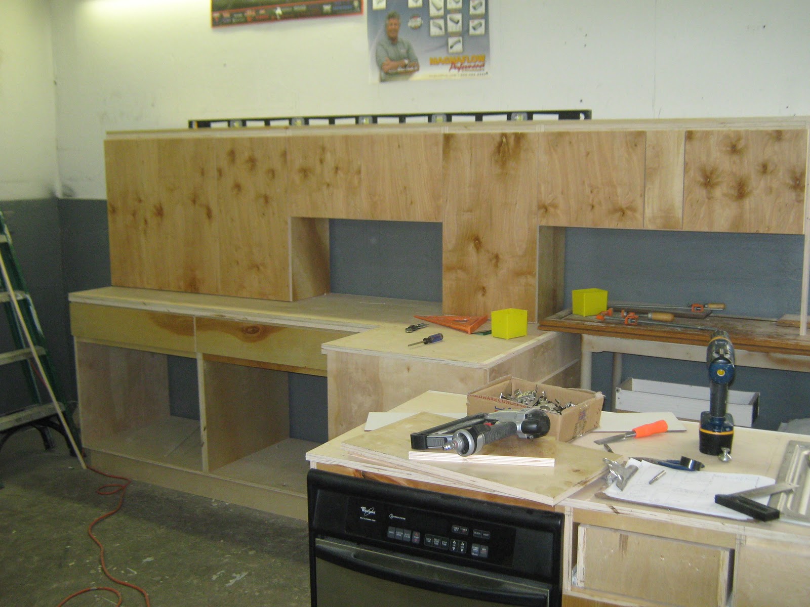 FERNANDEZ CABINET: COCINA DE MADERA EN CONSTRUCCION