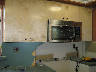 FERNANDEZ CABINET: INSTALACION DE COCINA EN MADERA Y MARMOL NEGRO