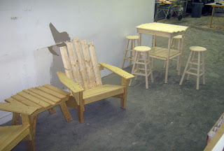 FERNANDEZ CABINET: MESA BAR CON CUATRO SILLAS Y BENCH PARA PATIO EN MADERA