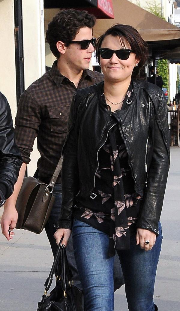 kar1n9 Leer es mi vida Nick Jonas y Samantha Barks en West Hollywood