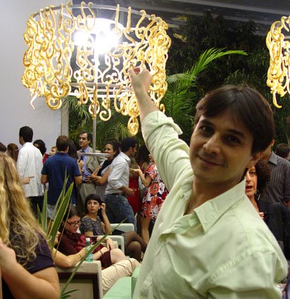 [Eu+prestes+a+comer+a+luminária.jpg]