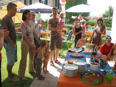 Kuchenbuffet mit Gästen und Hintergrund