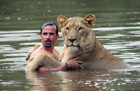 [Kevin+Richardson+Swim+With+Lioness.jpg]