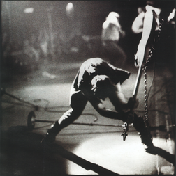 The Clash: Eles são conhecidos por seu som punk rock, letras politicamente carregadas e atitude rebelde.