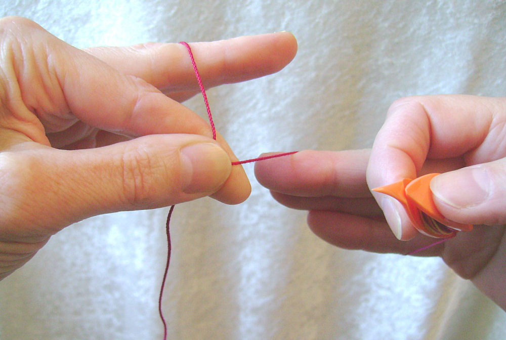 Yarnplayer's Tatting Blog How to tat the 1st half of the double stitch