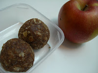 CIMG7440 - 2 proteinbollar och 1 äpple - perfekt mellanmål