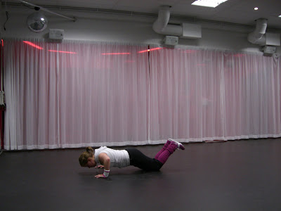 breda+armh%C3%A4vningar+p%C3%A5+kn%C3%A4 - Breda armhävningar - tips på styrkeövning