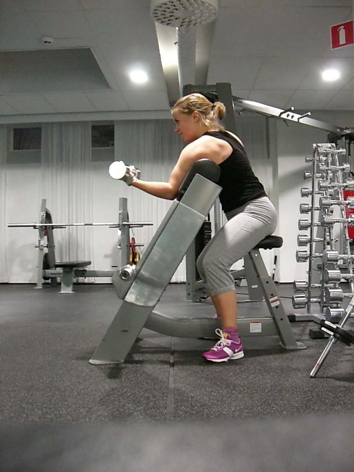 [Bicepscurls+på+sned+bänk.JPG]