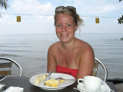 karin+006 - Barfota strandpromenad i morse