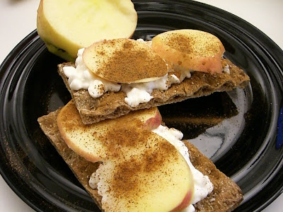 CIMG6090 - Knäckebröd med keso, kanel, äpple