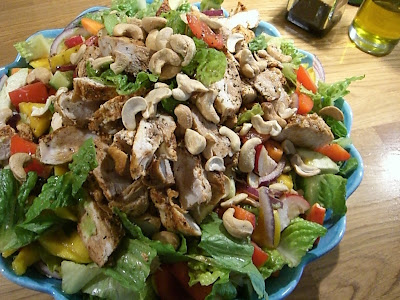 kycklingsallad - Kycklingsallad med mango och avokado och fruktig efterrätt på min middagsbjudning