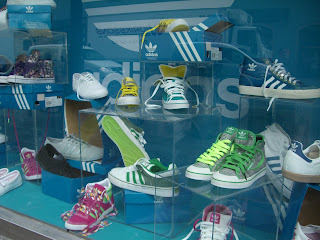 Adidas+sneakers - Adidasinspiration och fotboll på promenaden