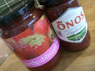 Jordgubbssylts+vs+jordgubbssylt+1 - Två sorters jordgubbssylt med olika innehåll och pris