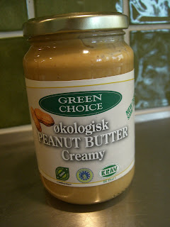 Jordn%C3%B6tssm%C3%B6r - Jordnötssmör och nektarin på knäckebröd