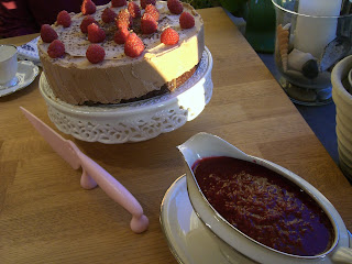 CIMG9711 - Min goda mjölkchokladtårta med varma hallon