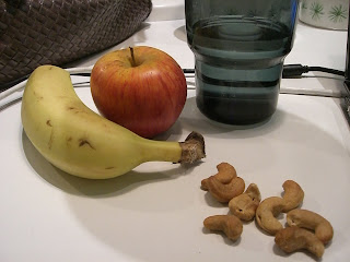 Frukt+och+n%C3%B6tter+till+mellanm%C3%A5l - Hur jag äter under en dag när jag tränar på lunchen