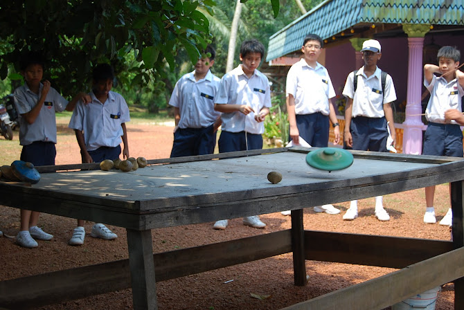 Pelajar-pelajar bermain gasing