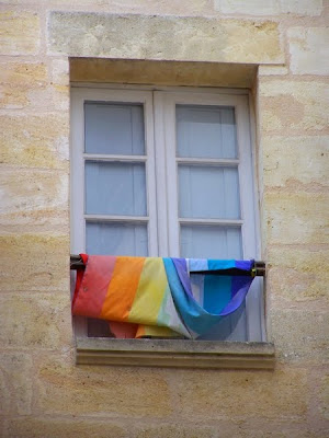 pidic encadrees bordeaux photoblog photo amateur rainbow flag amour emmele