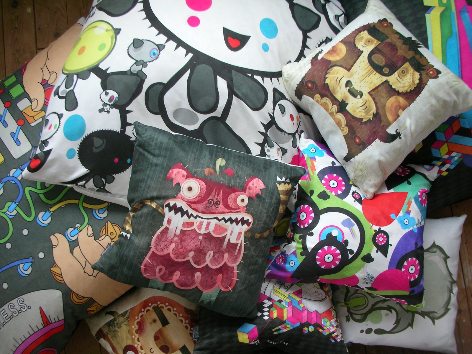 [pillowfight.jpg]
