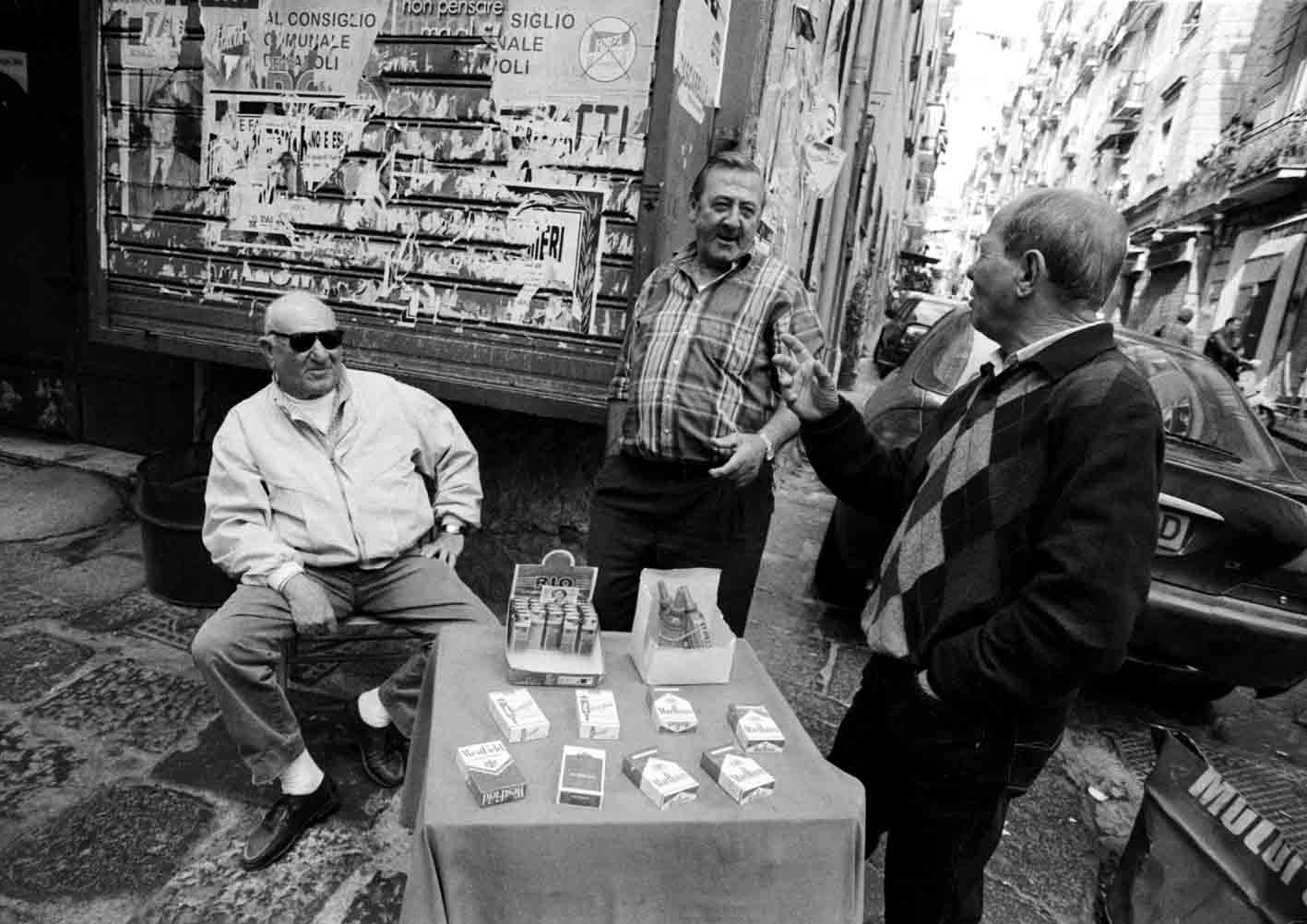 [Contraband+cigarette+sellers+Naples.jpg]