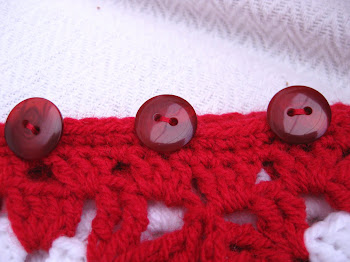 Button closure for crochet cushions