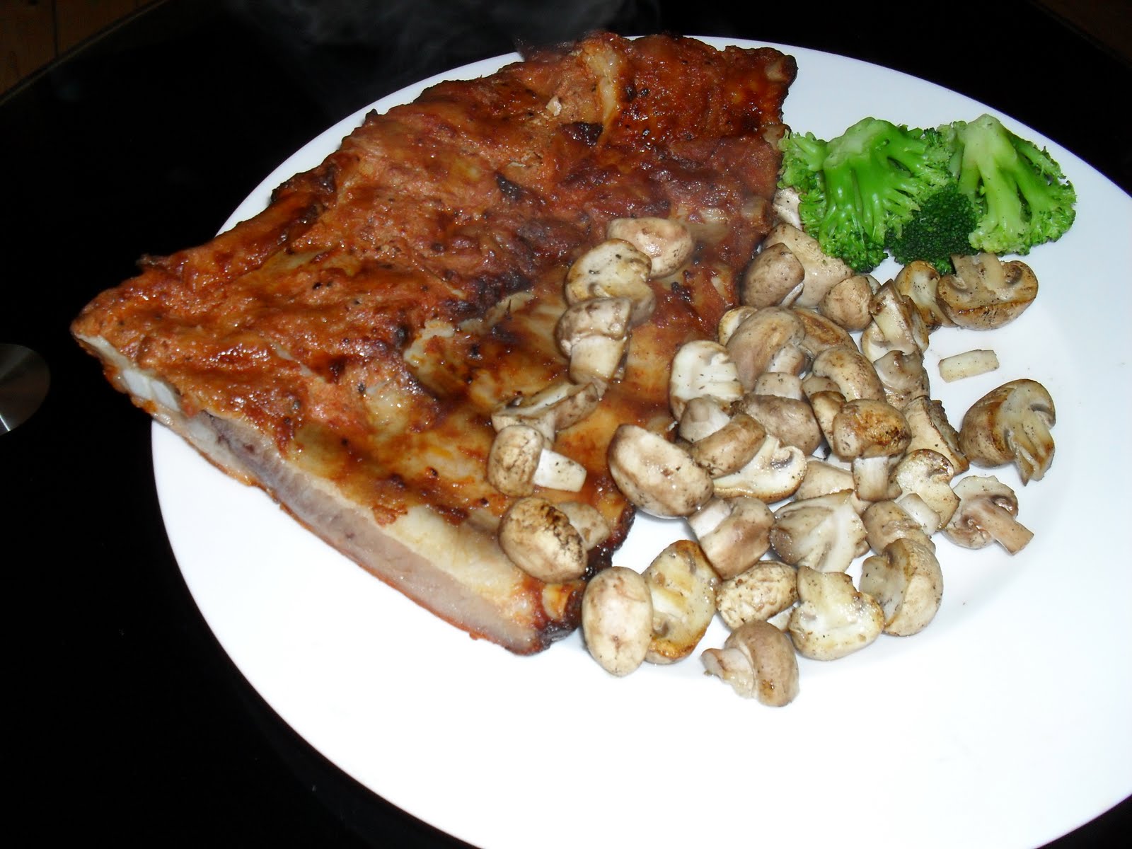 Plate with Grilled pork, mushrooms and Brocoli