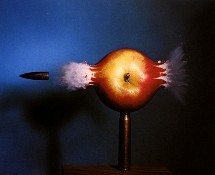 Manzana perforada por una bala