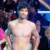Bruno a torso nudo a Domenica 5
