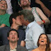 Jason Bateman e Dustin Hoffman si baciano alla partita dei Lakers