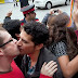Barcellona: 200 gay e lesbiche si baciano davanti al papa