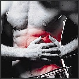 dolor en el lado izquierdo del abdomen bajo las costillas