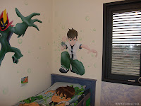 בן טניסון והחייזר סואמפ פייר (Swampfire) – ציור בחדר ילדים.