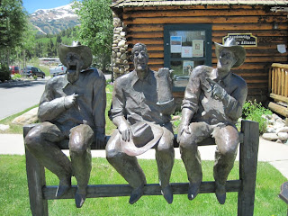 3 Cowboys sculpture