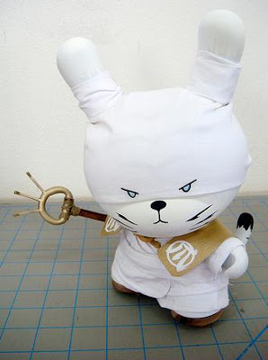 Huck Gee - The Legendary Golden Claw 8 Inch Dunny