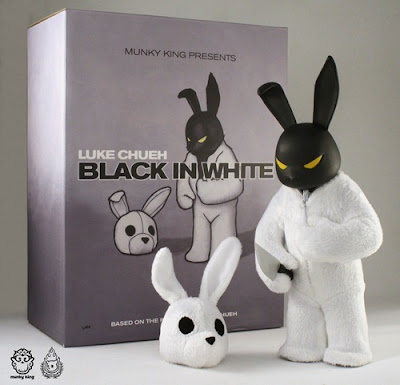 Munky King Presents San Diego Comic-Con 2010 Exclusive Black in White Vinyl Figure and Packaging by Luke Chueh