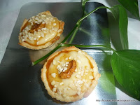 Tarte cu crema de vanilie si nuci insiropate